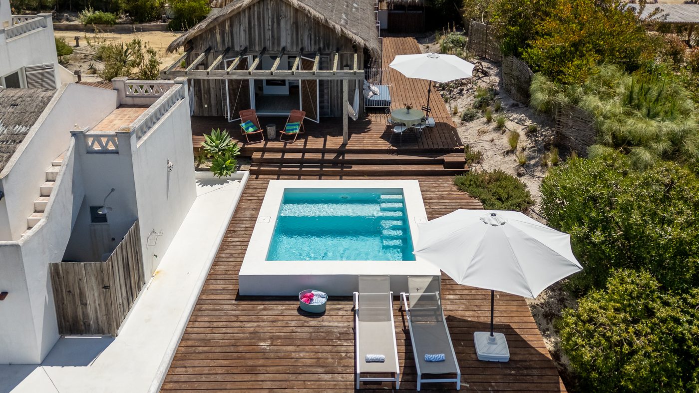 Vista aérea piscina e deck