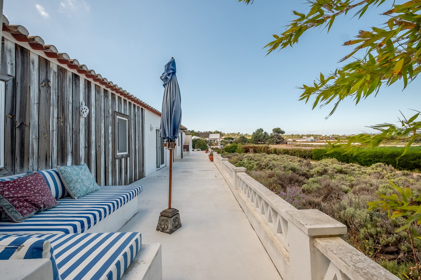 Terraço com sofá azul