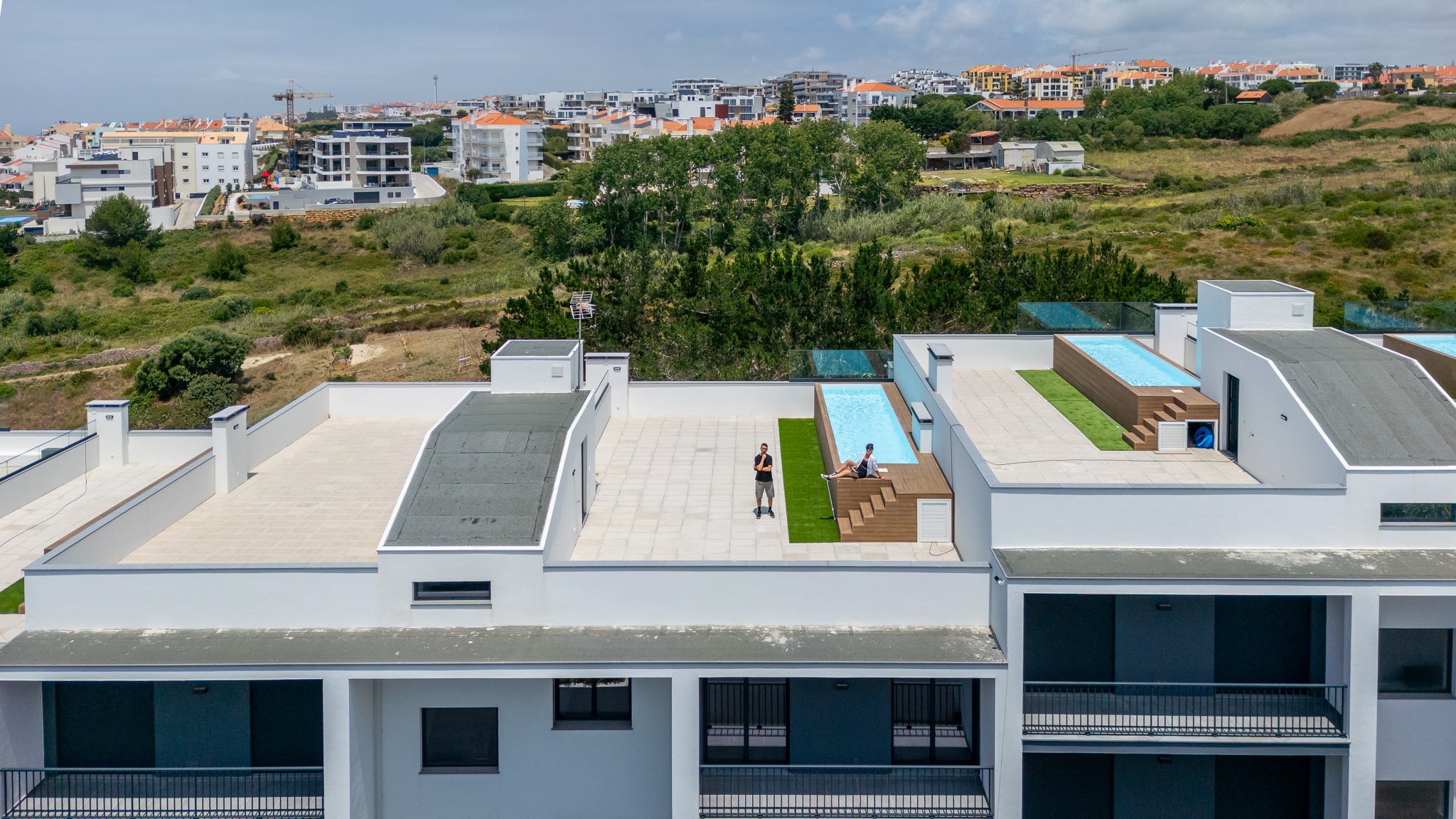 Vista aérea de condomínio com piscina no Oeste — Pedablios