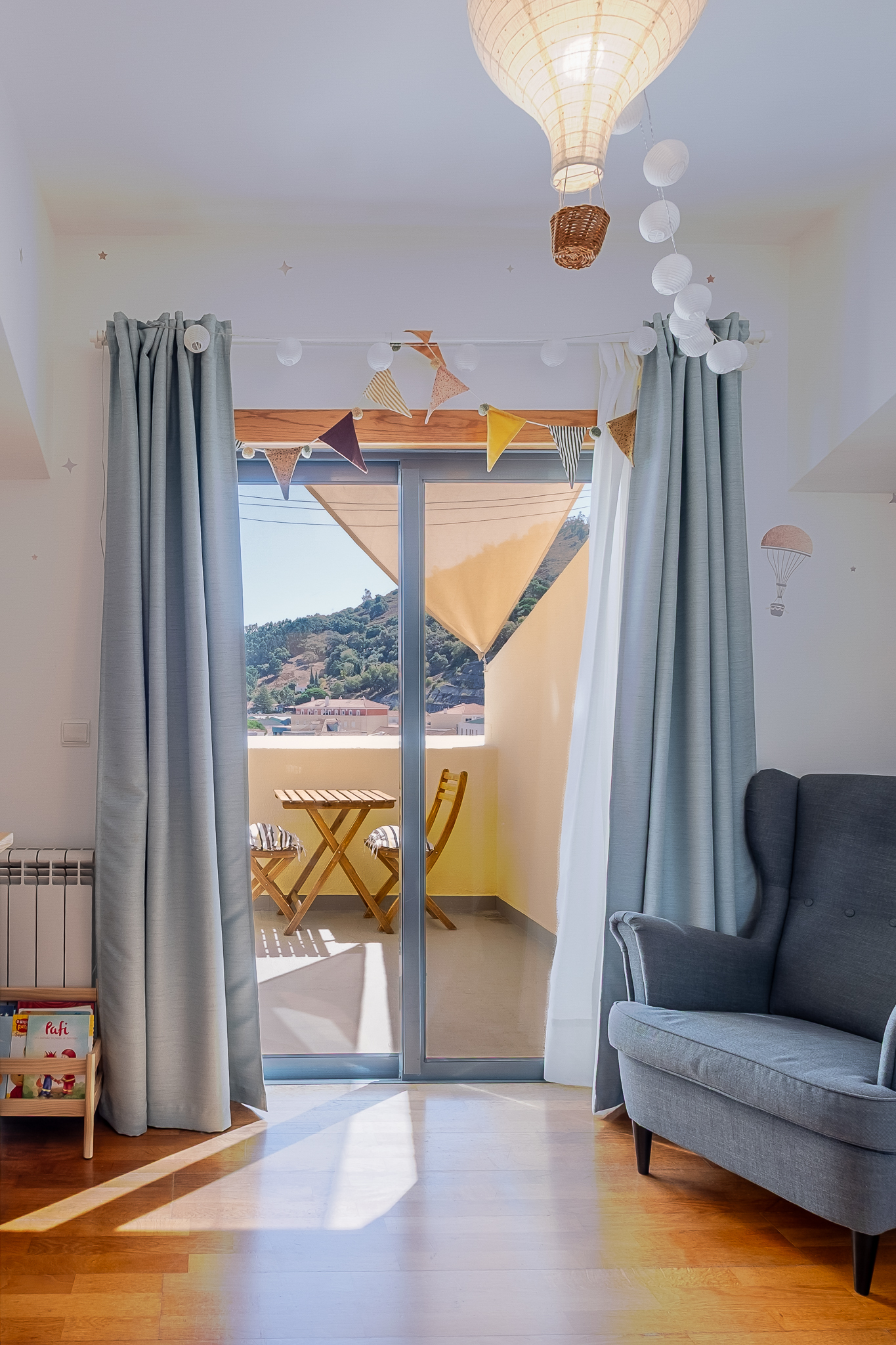 Quarto com luz natural e varanda fotorreportagem Pedablios