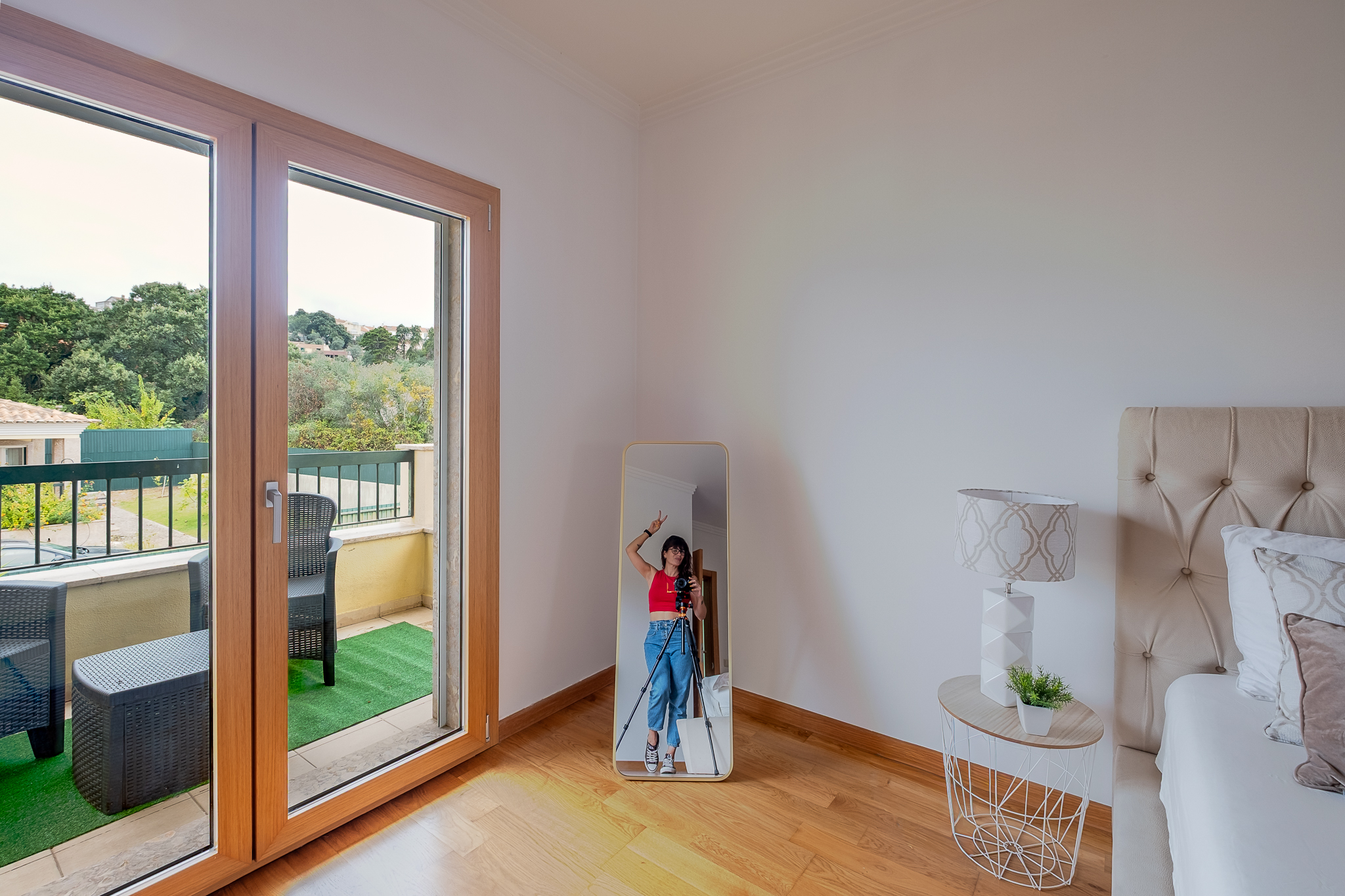 Débora Prates a fotografar-se no espelho durante uma sessão Clic Imobiliário — bastidores de uma visita profissional