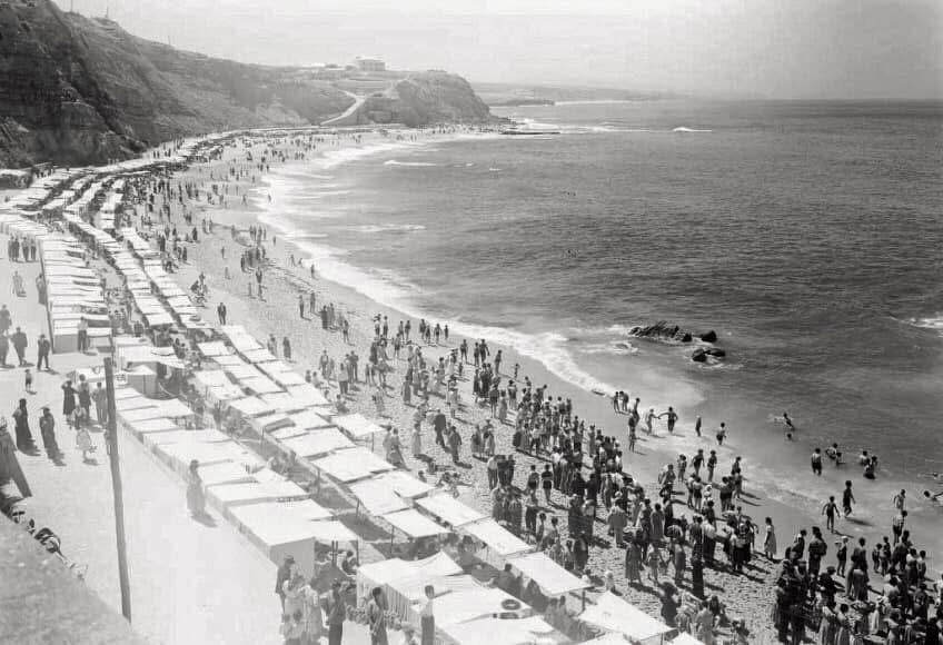 Praia do Sul, Ericeira, lotada de barracas de banho, meados do século XX