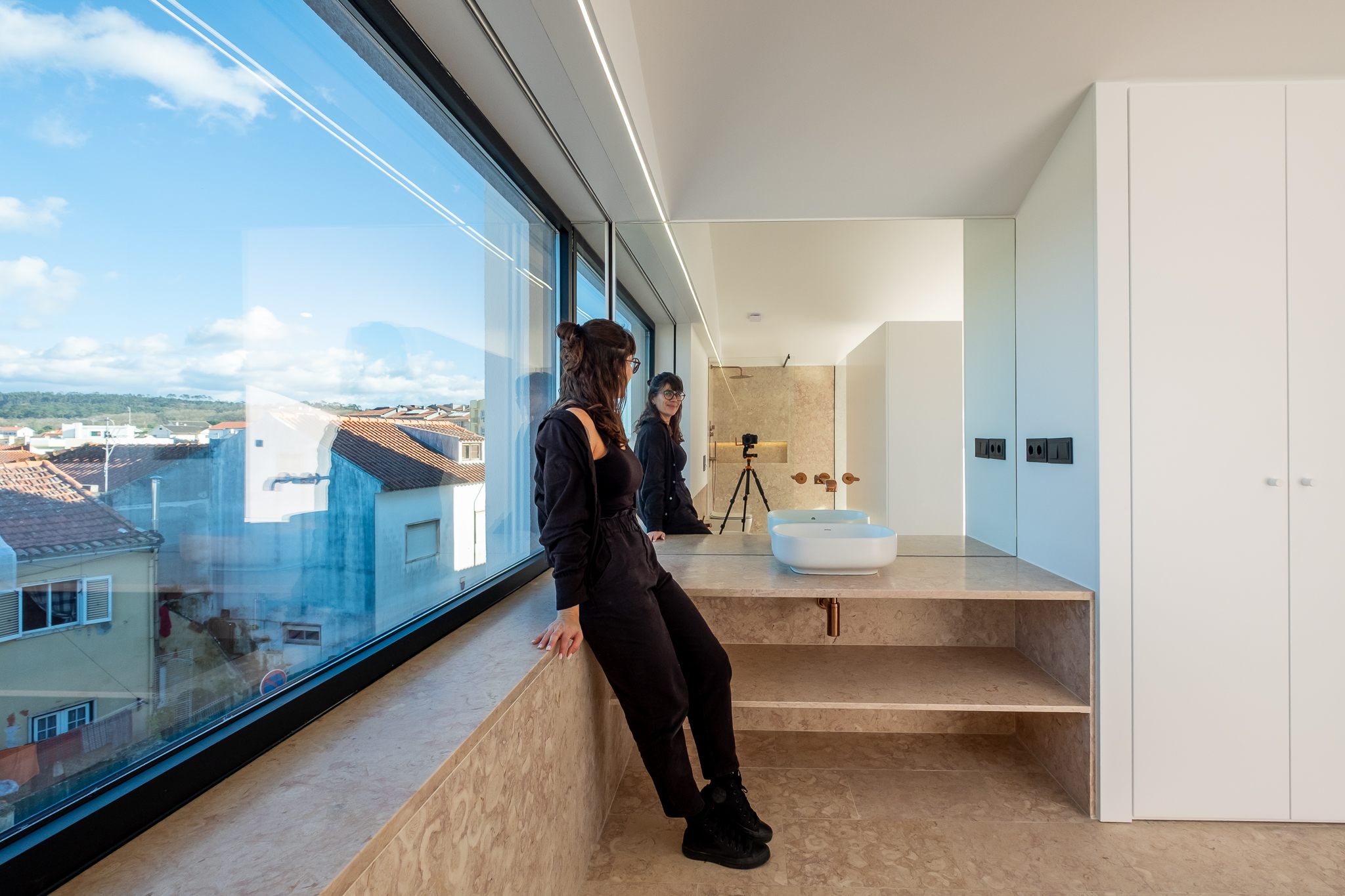 Débora Prates a fotografar um imóvel exclusivo em Mafra — bastidores Pedablios