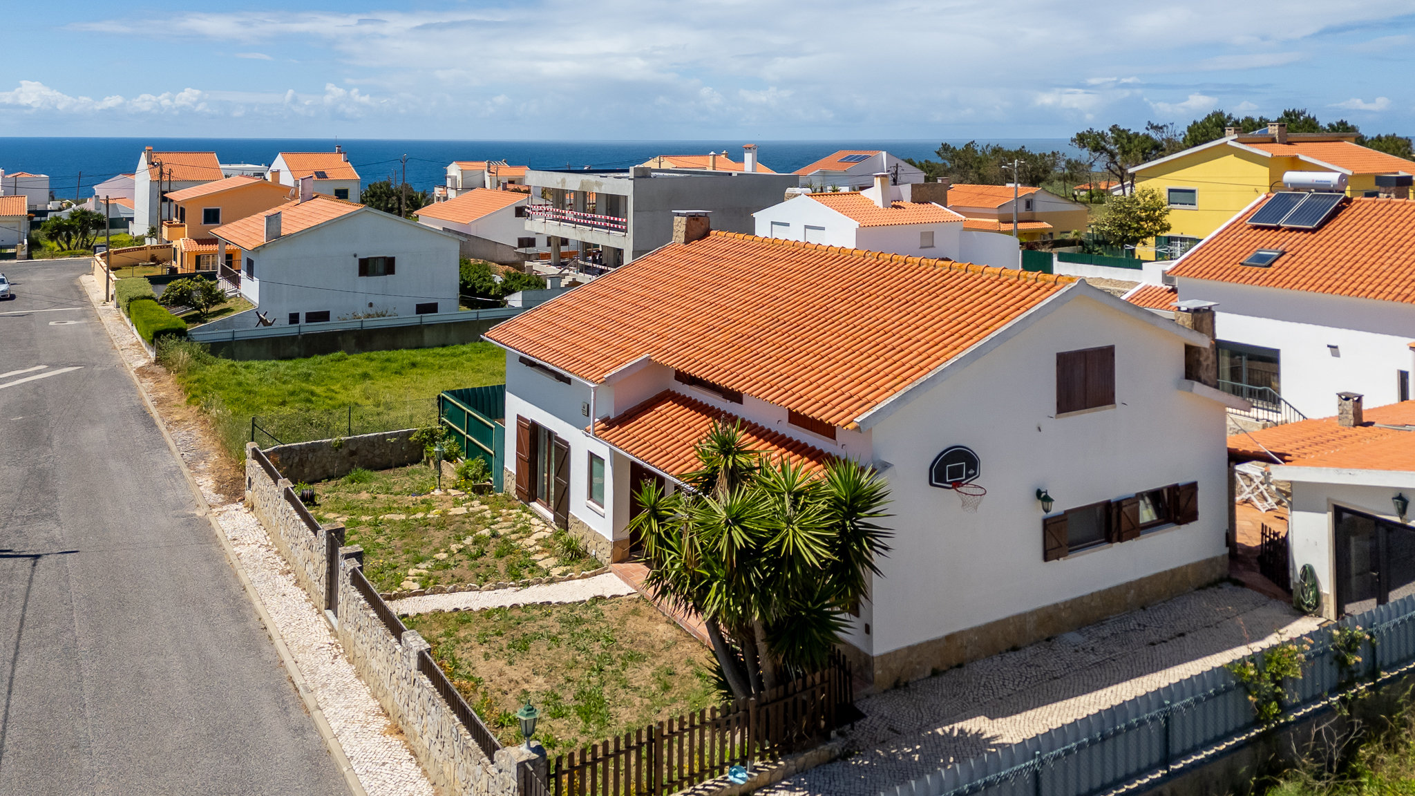 Vista aérea da moradia com piscina