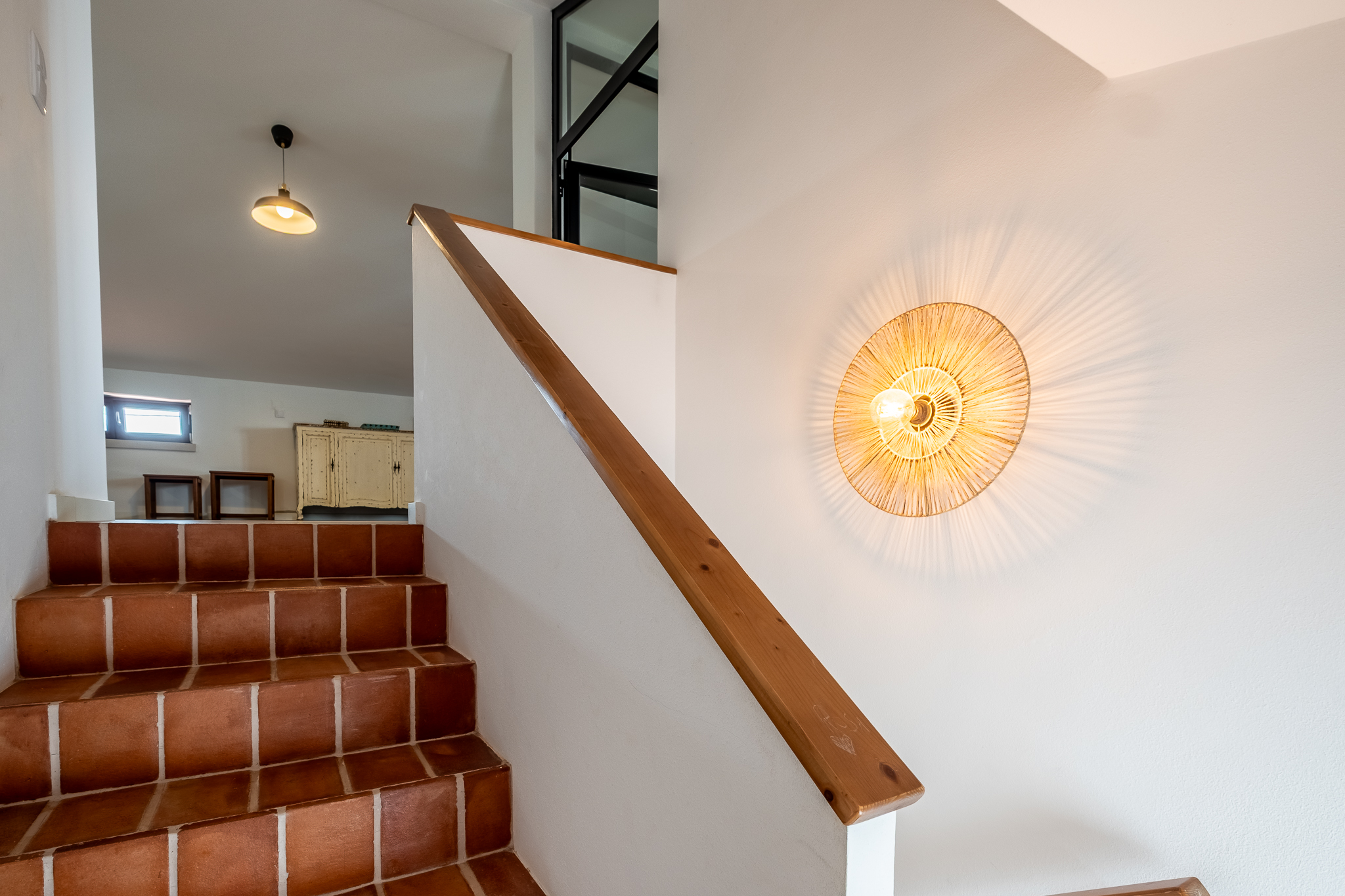 Escada com detalhe de aplique de luz