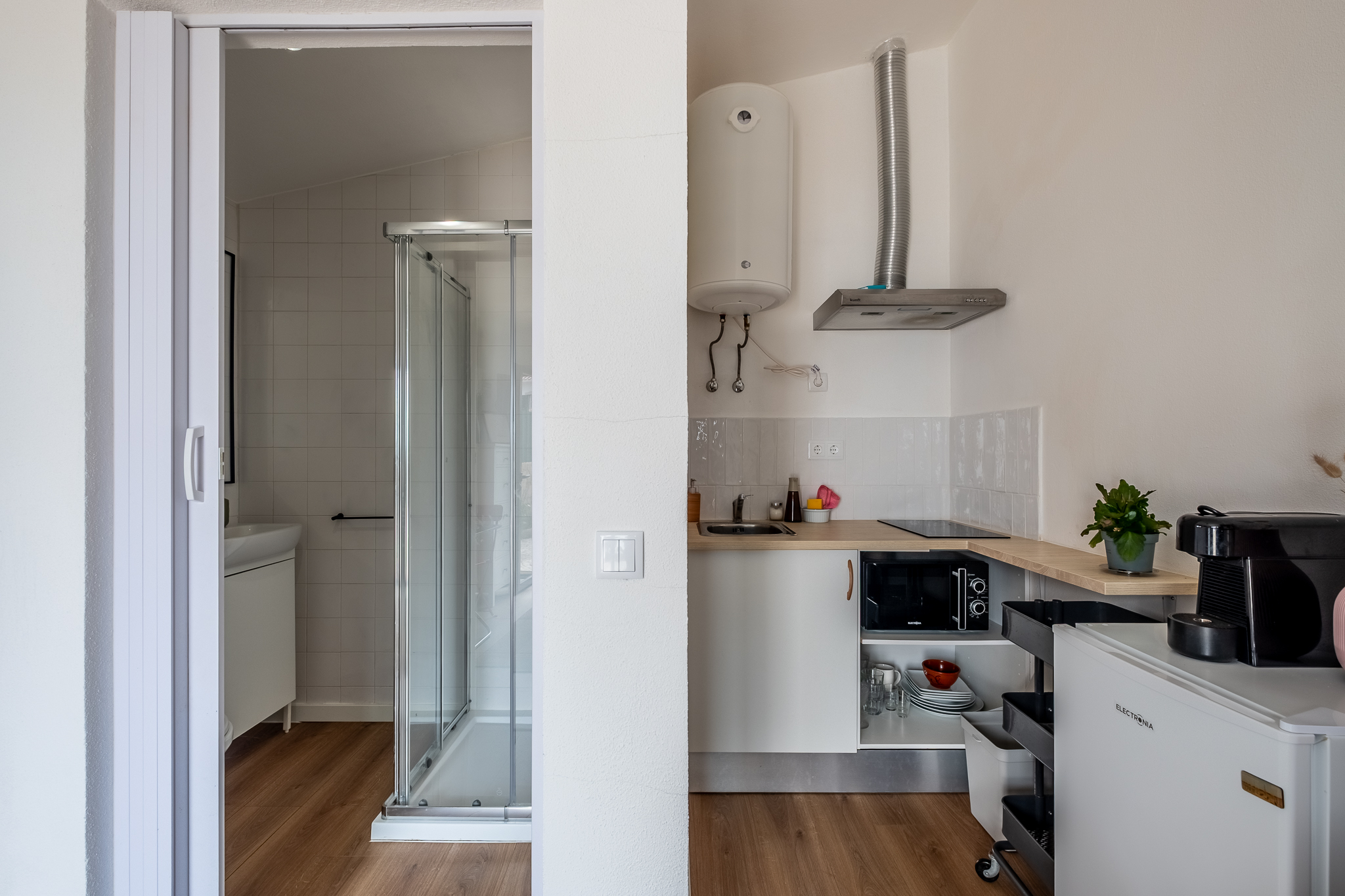 Estúdio independente — kitchenette e instalação sanitária