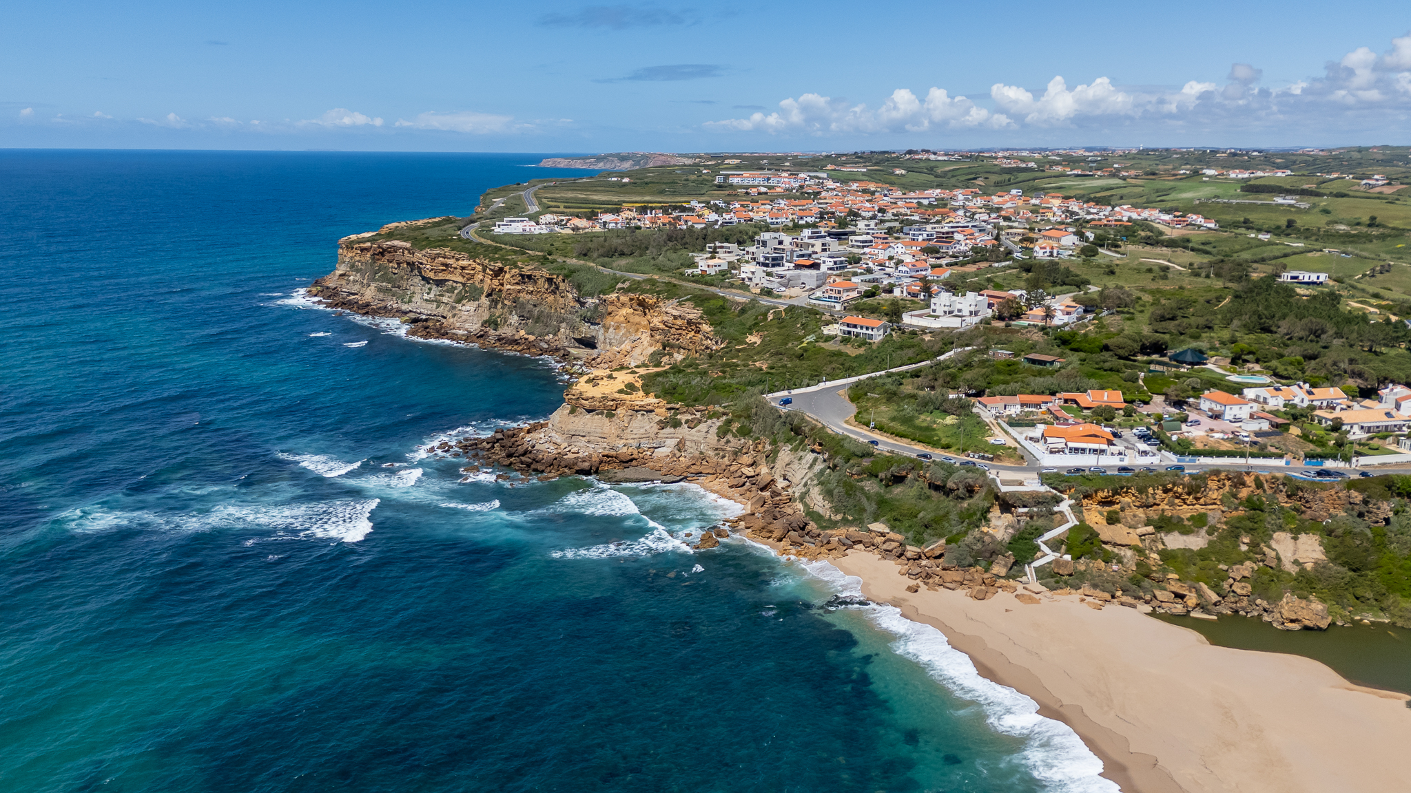 Vista aérea — costa da Ericeira e Reserva de Surf