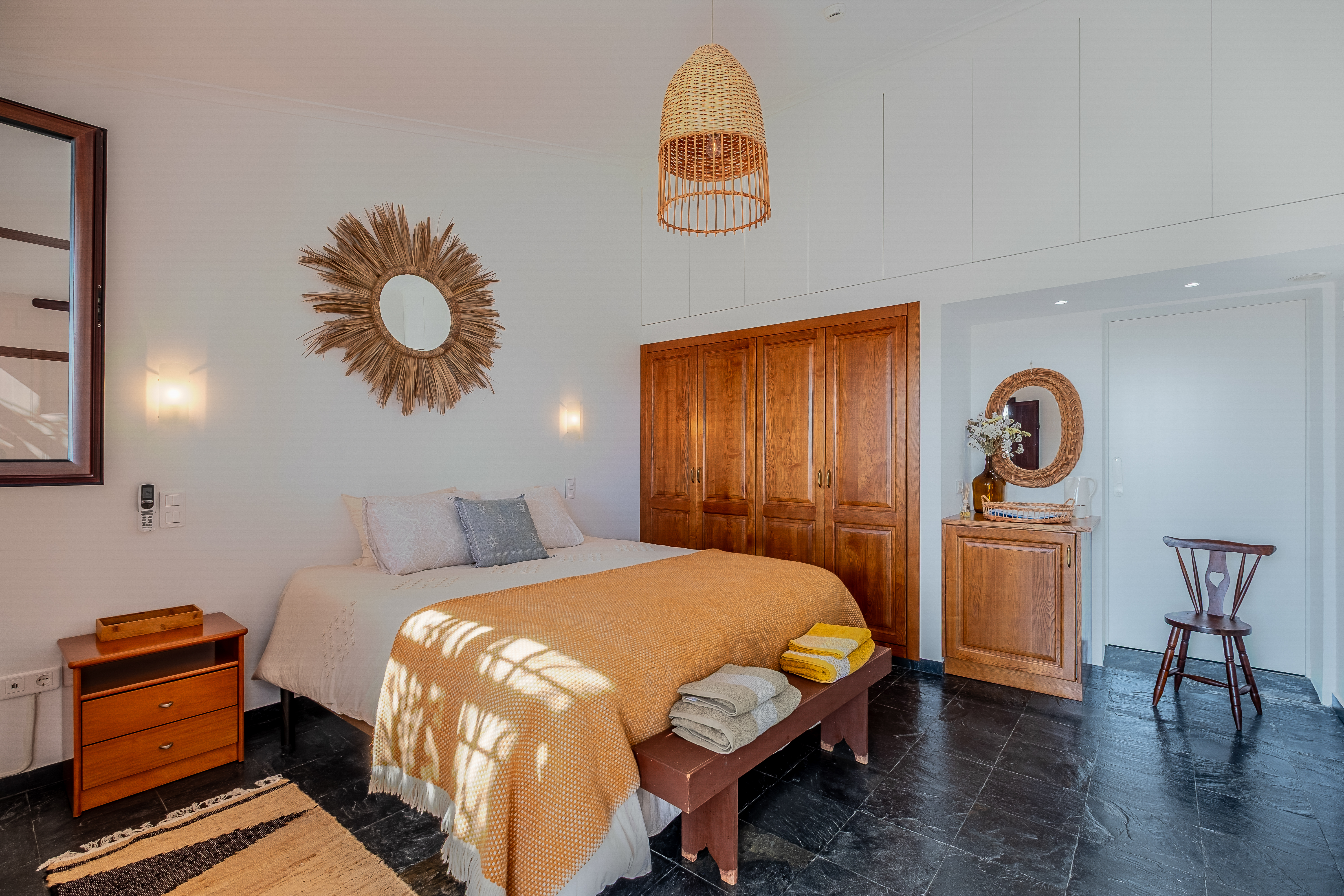 Suite com decoração alentejana