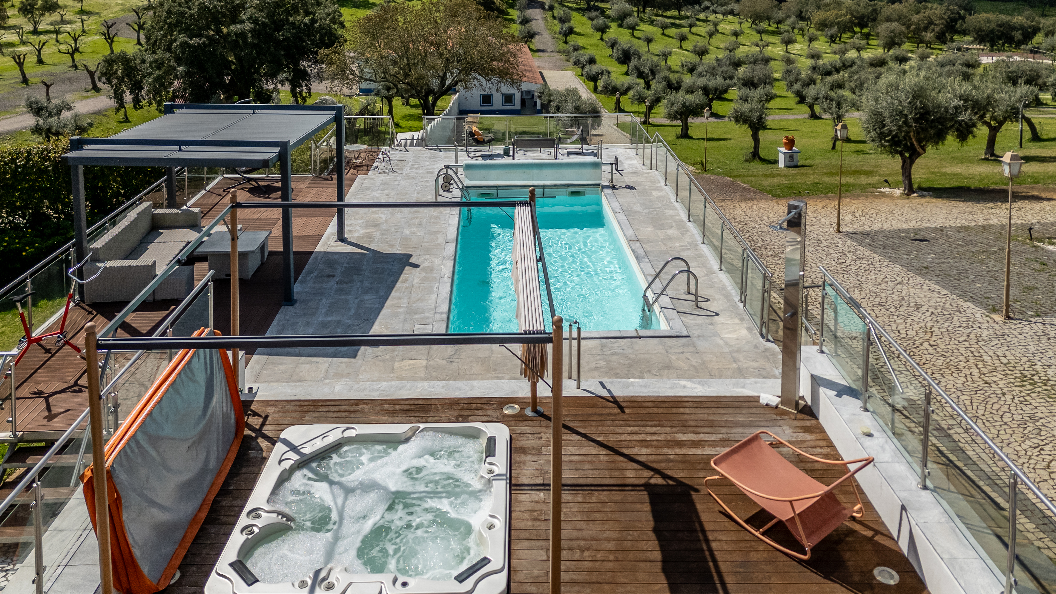 Vista aérea piscina e jacuzzi