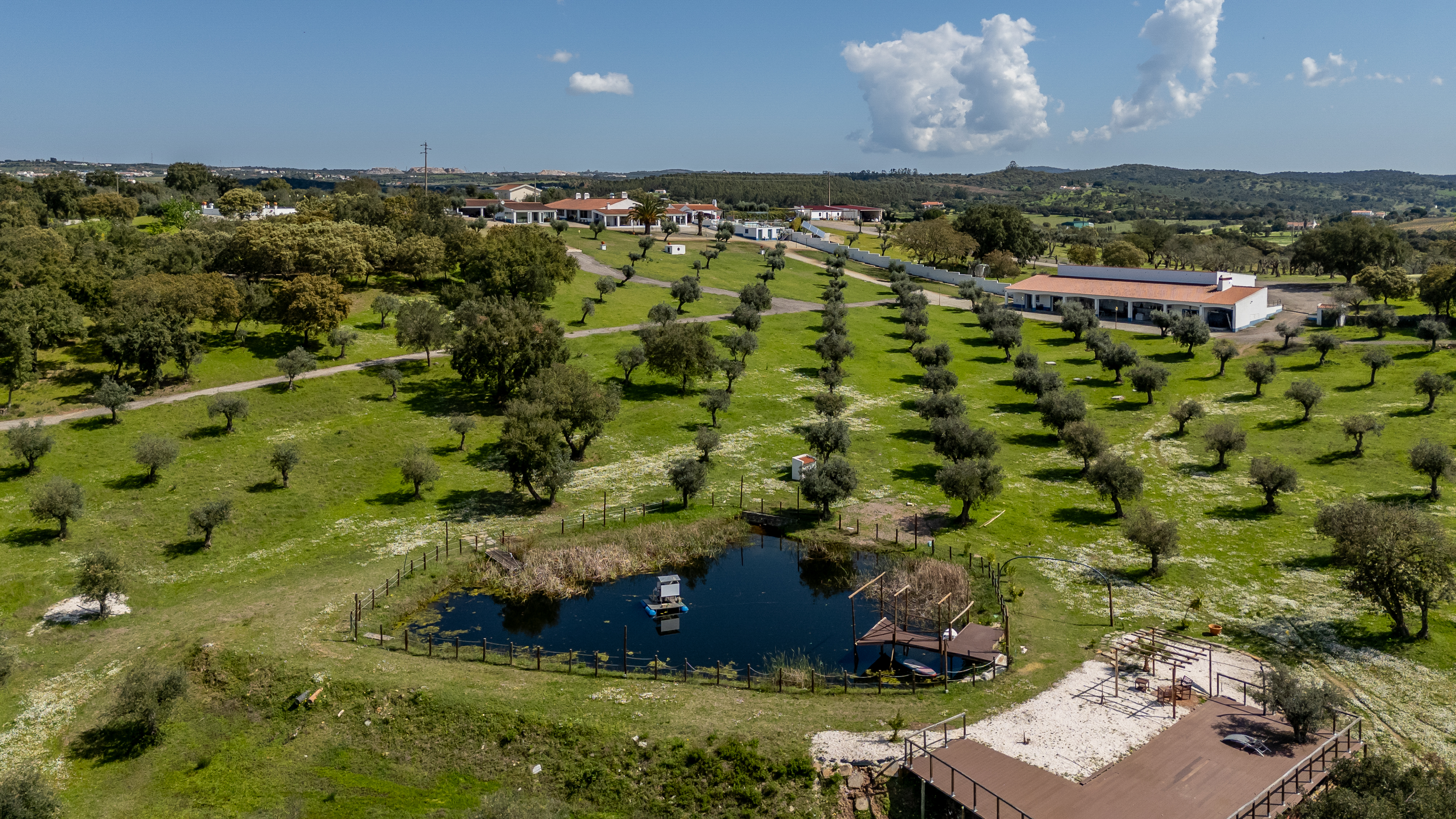 Lago com cais de madeira e olival — Monte da Pechincha