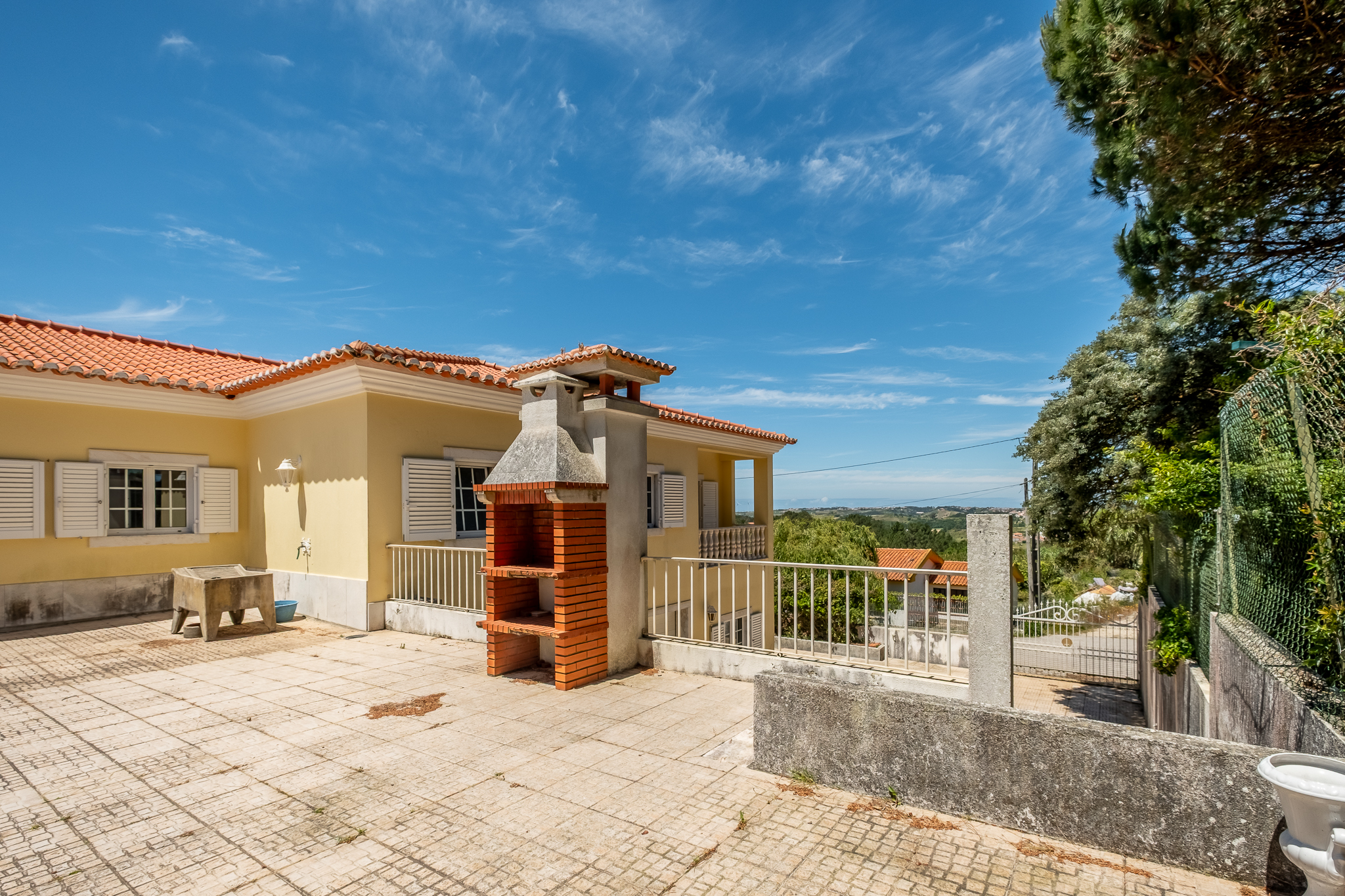 Exterior 2 — churrasqueira e vistas