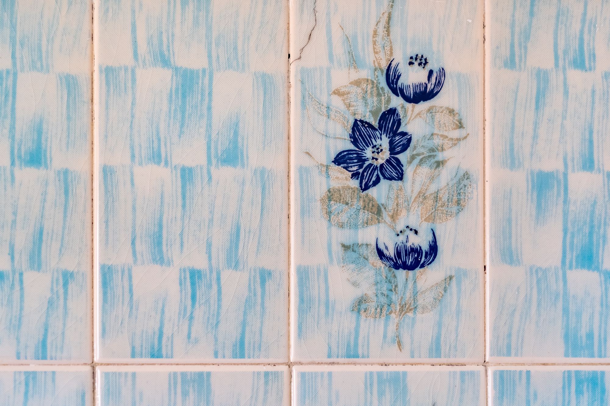 Detalhe de azulejo original com motivo floral, típico da época