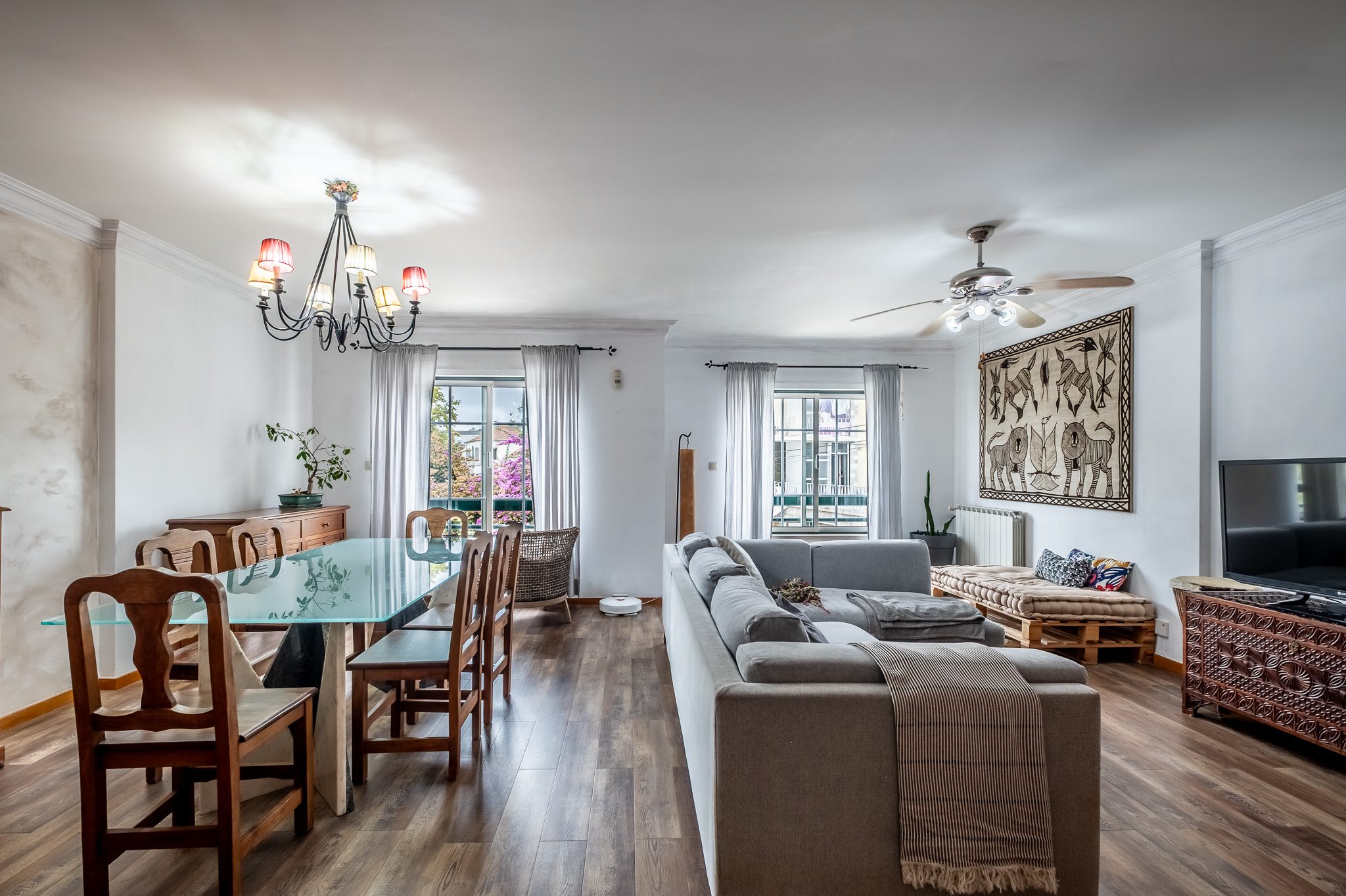 Sala de 34 m² com zona de jantar e zona de estar em contínuo, no piso de entrada