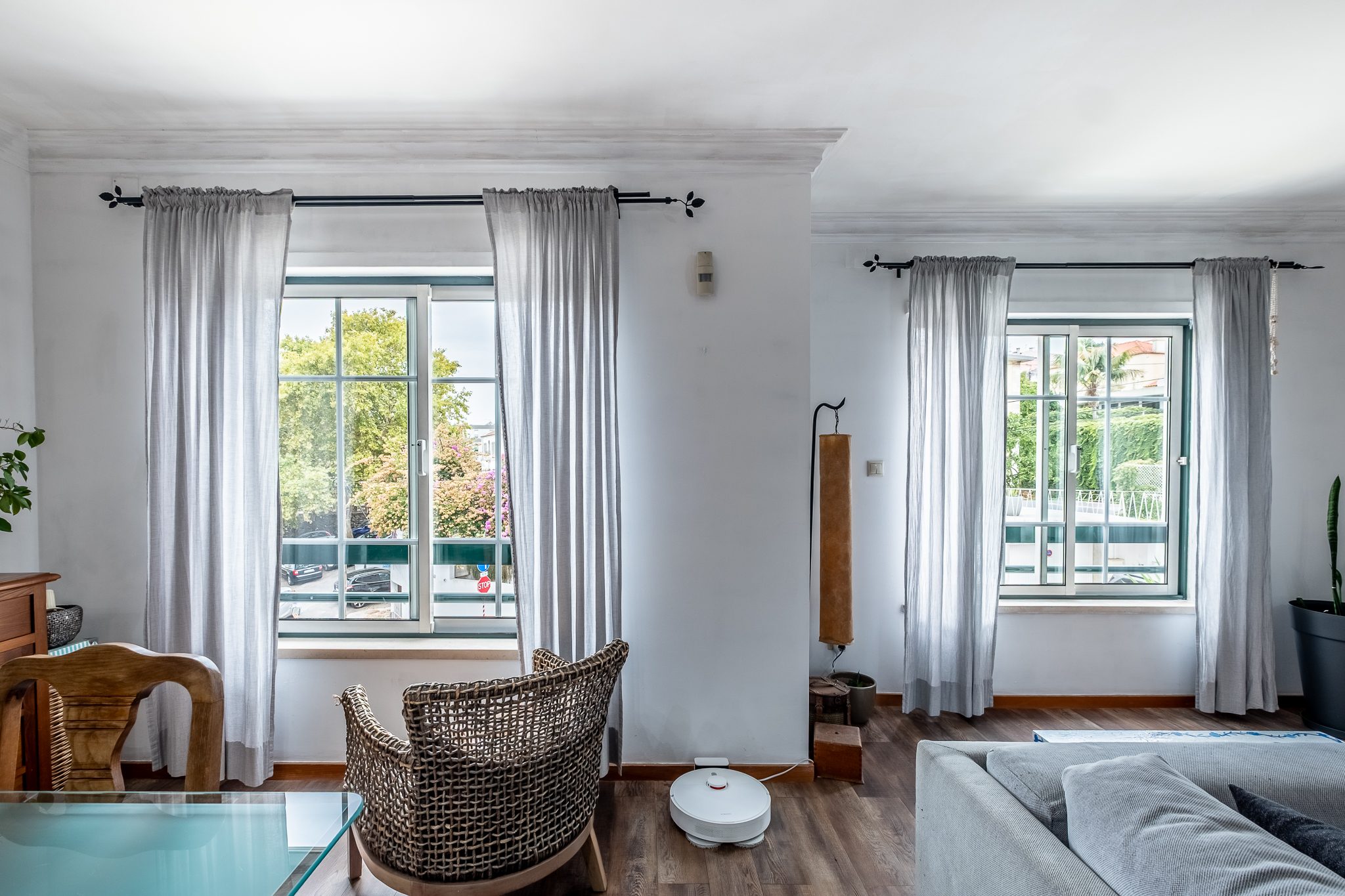 As duas janelas da sala, com vista para as árvores da Travessa da Rocha