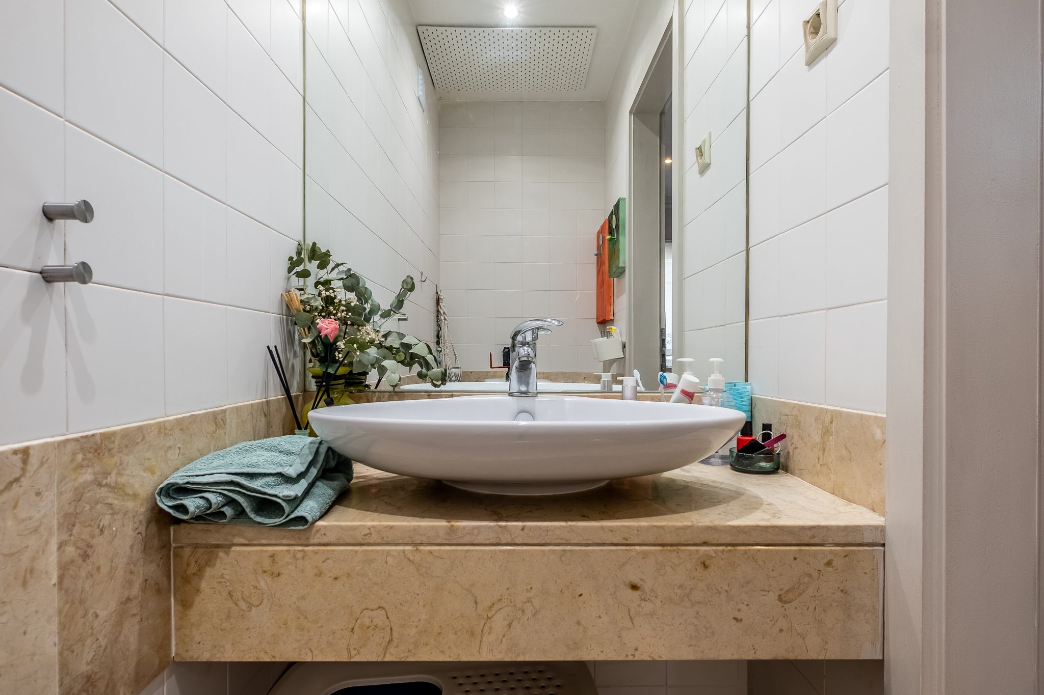 Instalação sanitária de serviço de 1,80 m², com lavatório em bancada de lioz