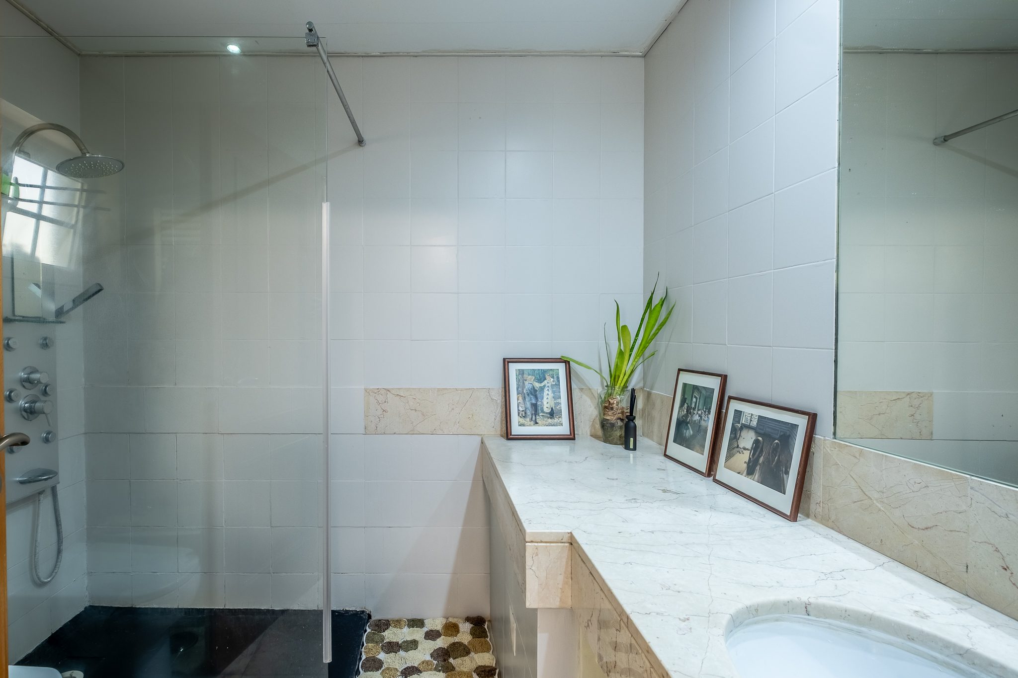 Casa de banho da suite, de 4,50 m², com bancada em lioz e base de duche