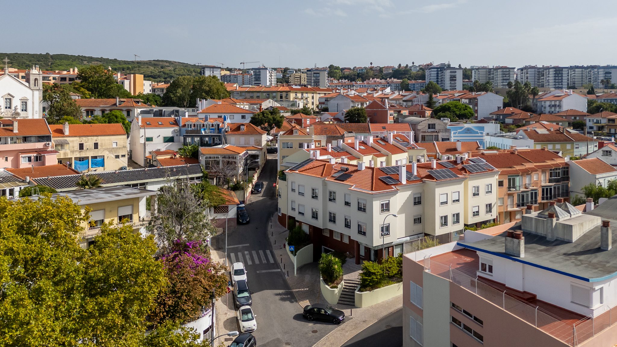 O prédio de 2003 na esquina da Avenida Tomás Ribeiro com a Travessa da Rocha, visto de cima