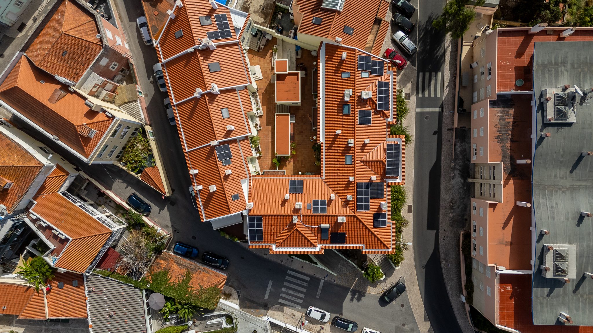 Vista aérea do quarteirão a mostrar o pátio interior no meio das doze habitações do Páteo de Carnaxide