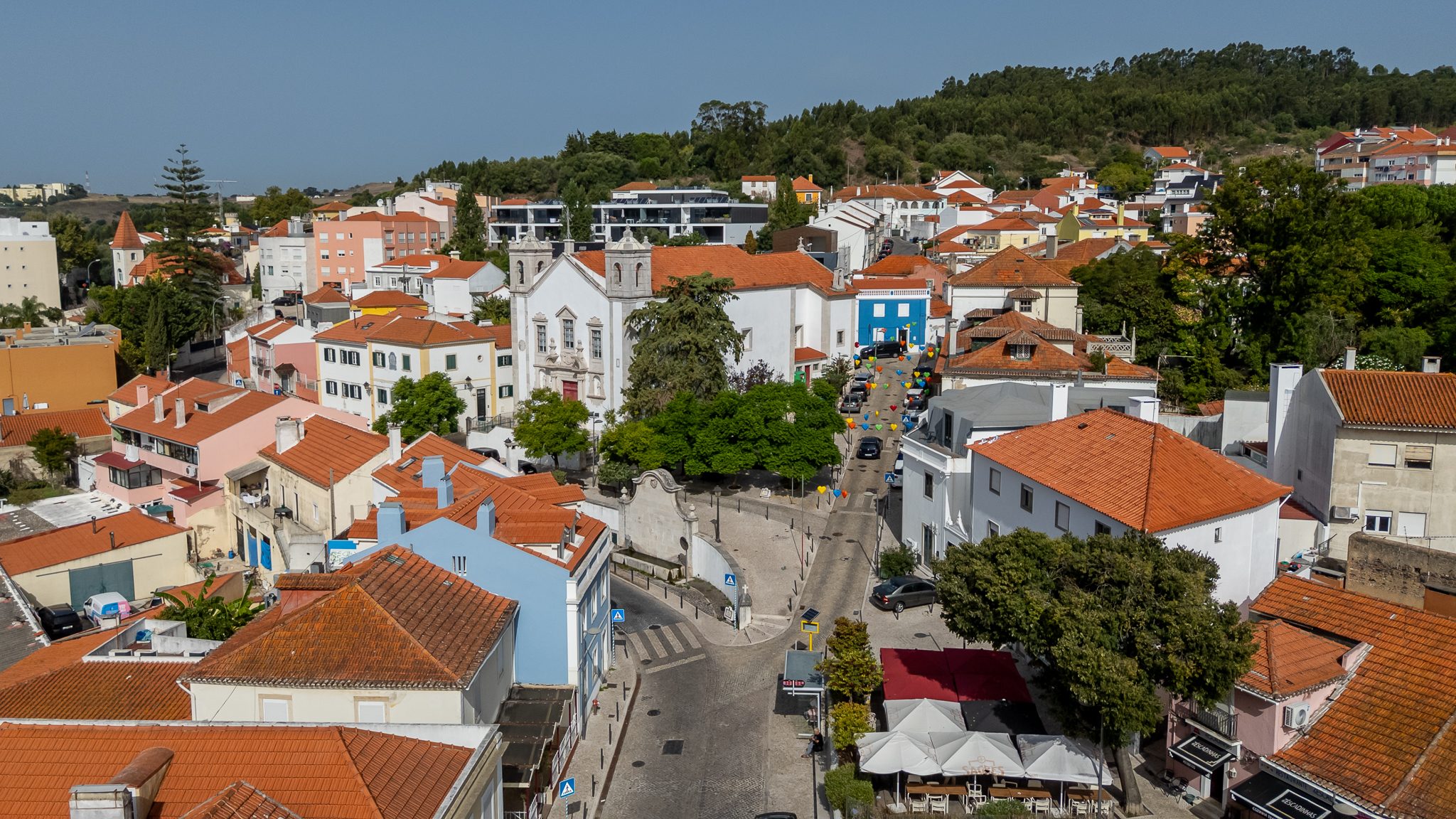 O centro histórico de Carnaxide visto de cima, com a Igreja de São Romão e o Largo da Pátria Nova