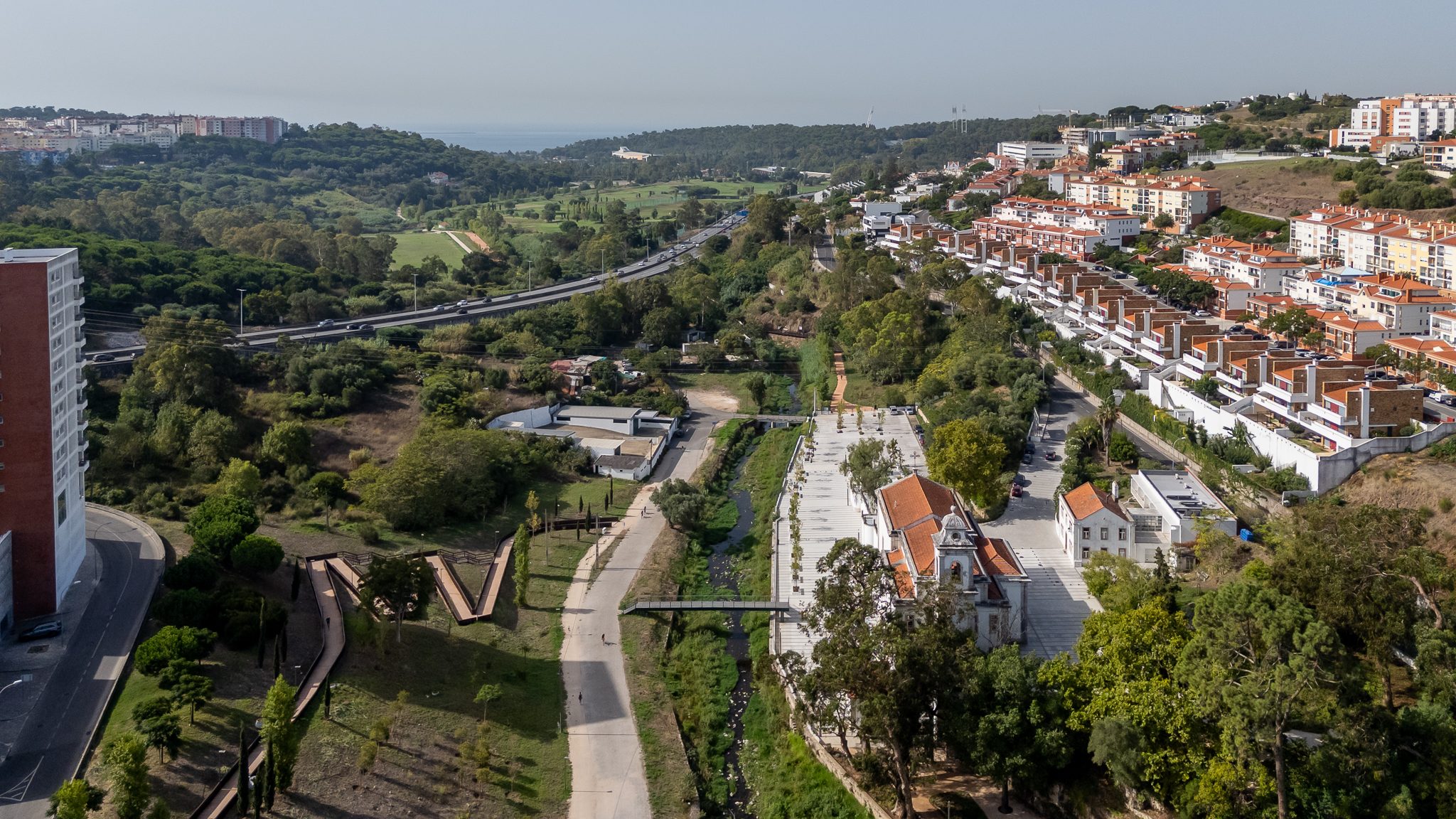 A envolvente vista de cima, com a A5 e o vale do Jamor