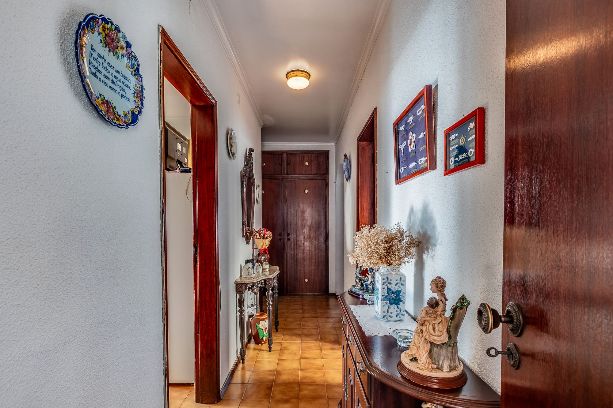 Hall interior com armários embutidos em madeira