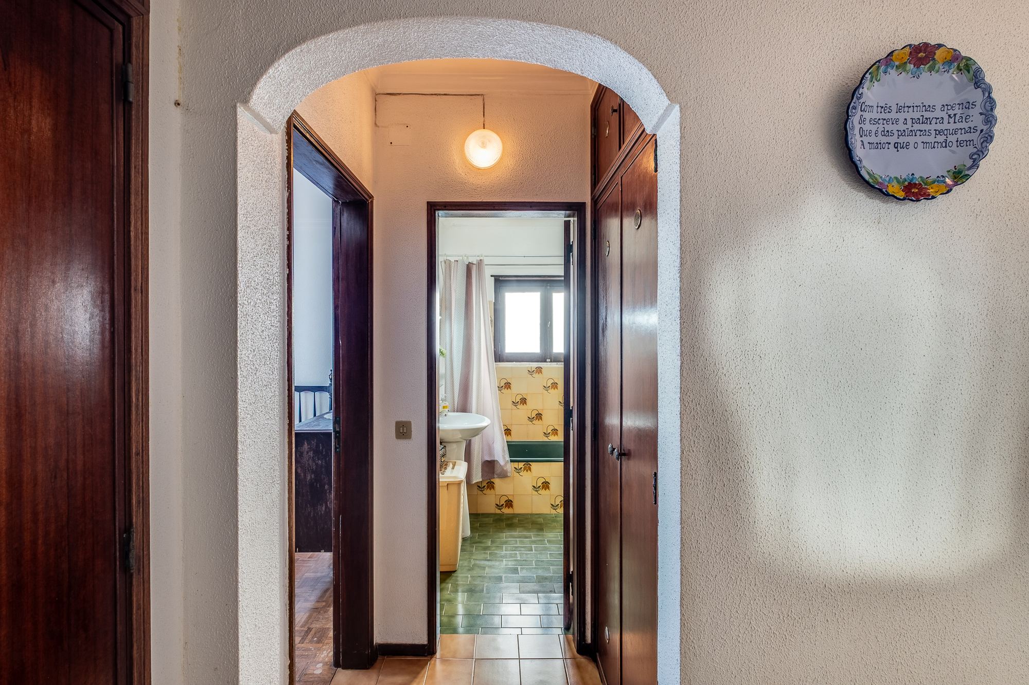 Hall interior com acesso aos quartos e WC