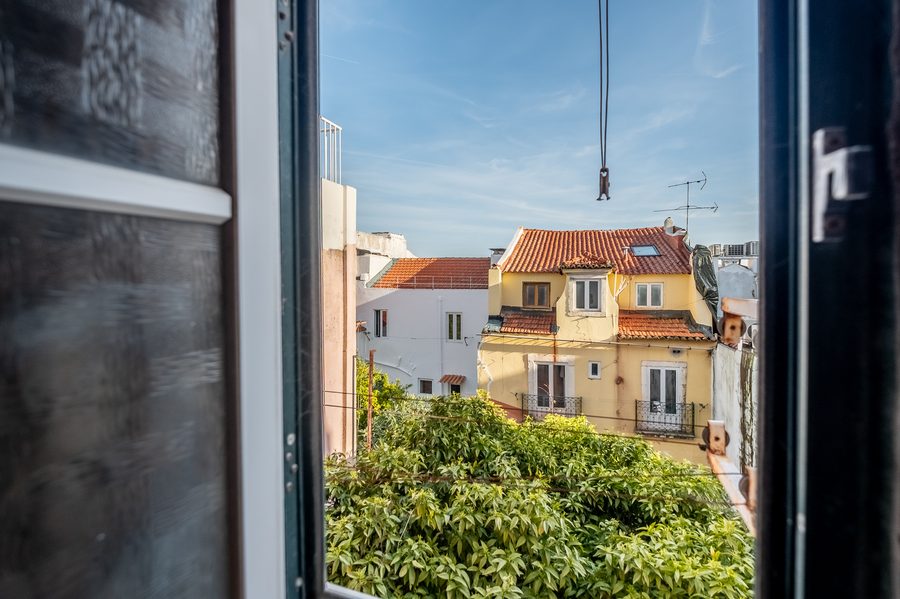 Vista da janela sobre os telhados de Lisboa