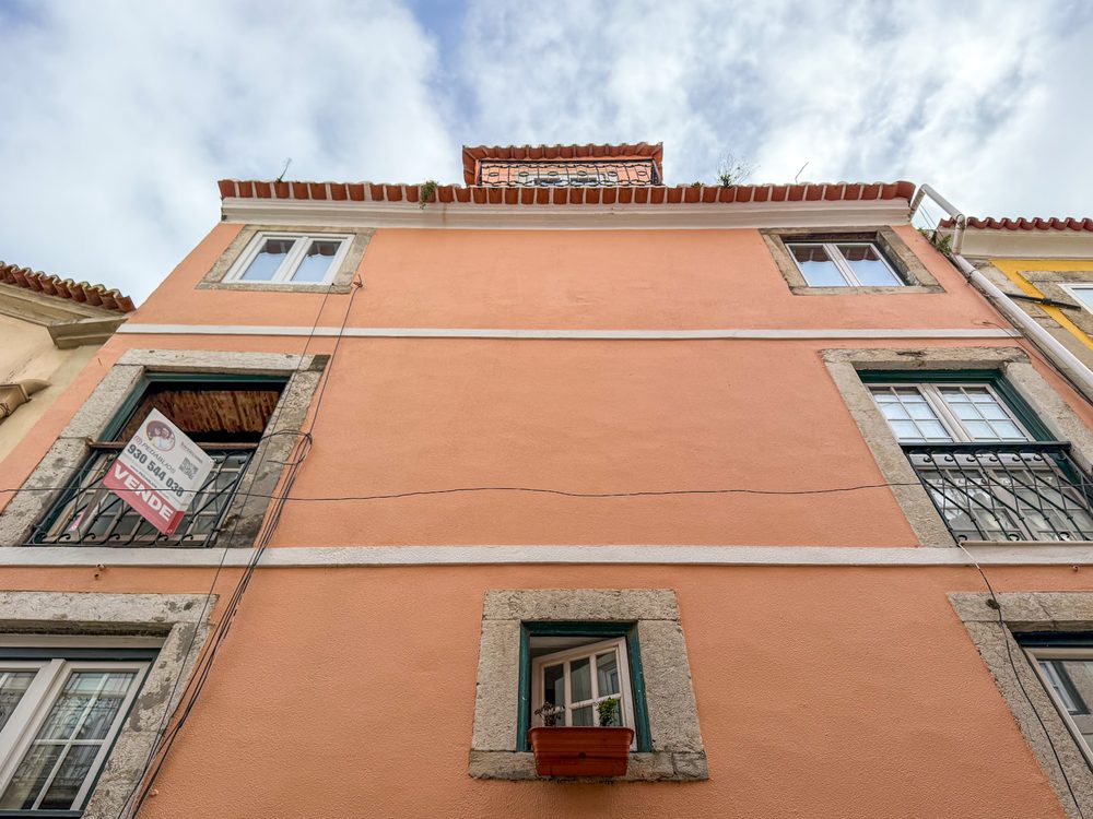 Fachada do edifício com placa Vende