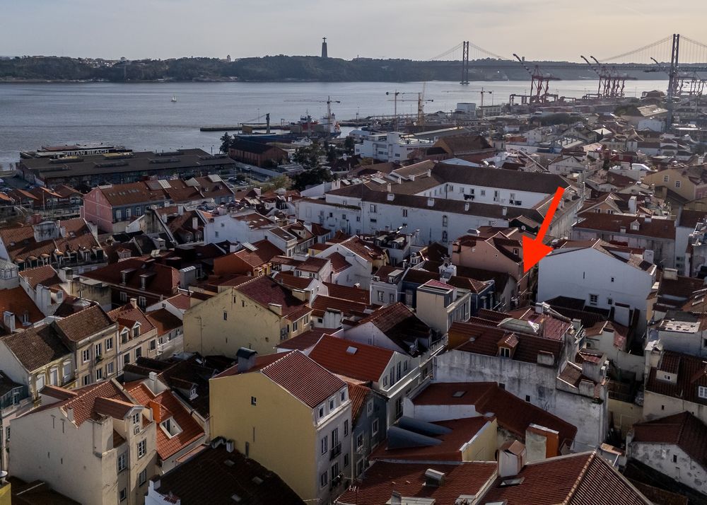 Vista aérea da Madragoa com o Tejo ao fundo