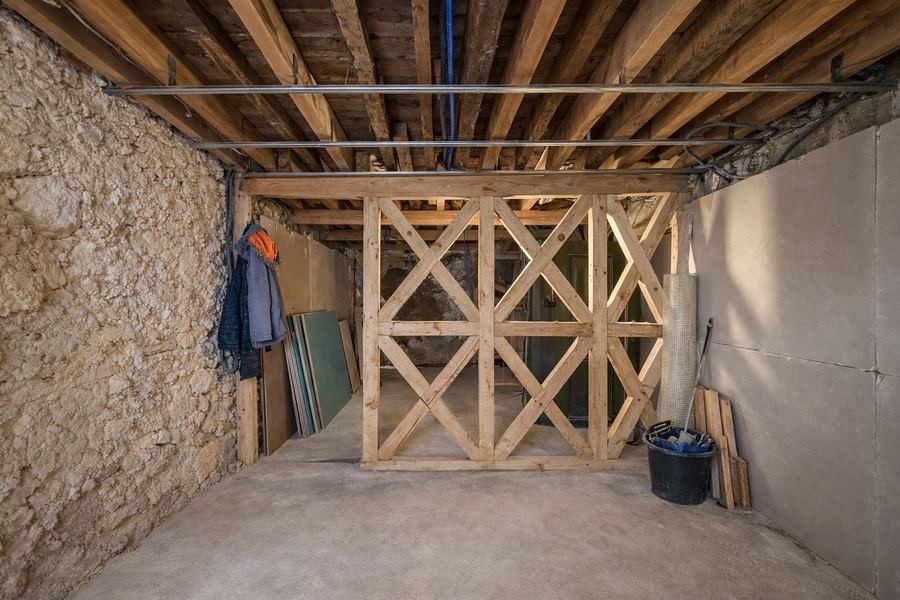 Interior em obra — paredes de pedra originais