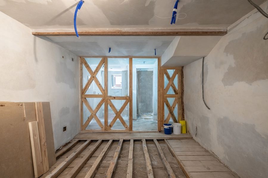 Sala em obra — estrutura de frontal pombalino