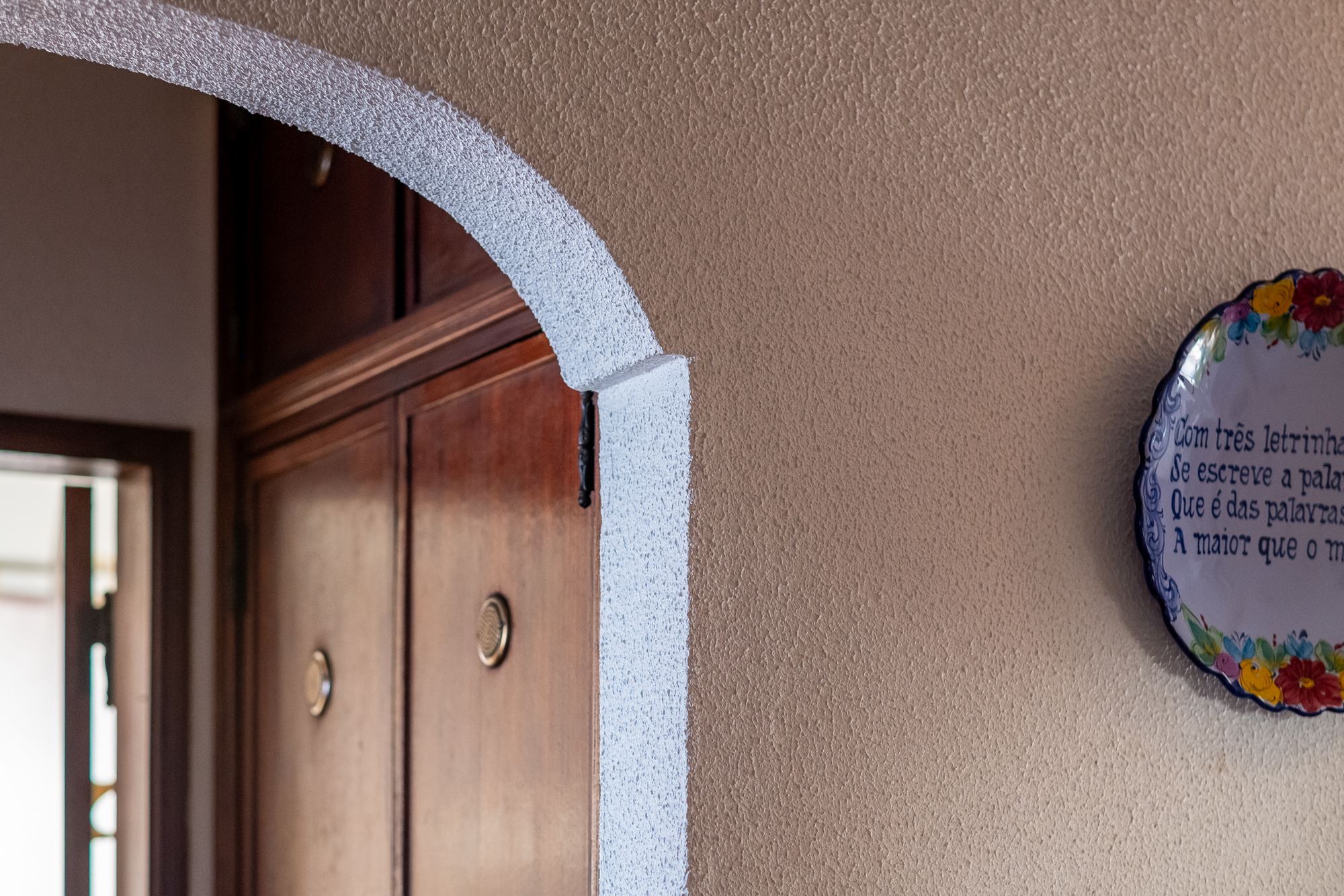 Arco interior com reboco projetado nas paredes, típico dos anos 80