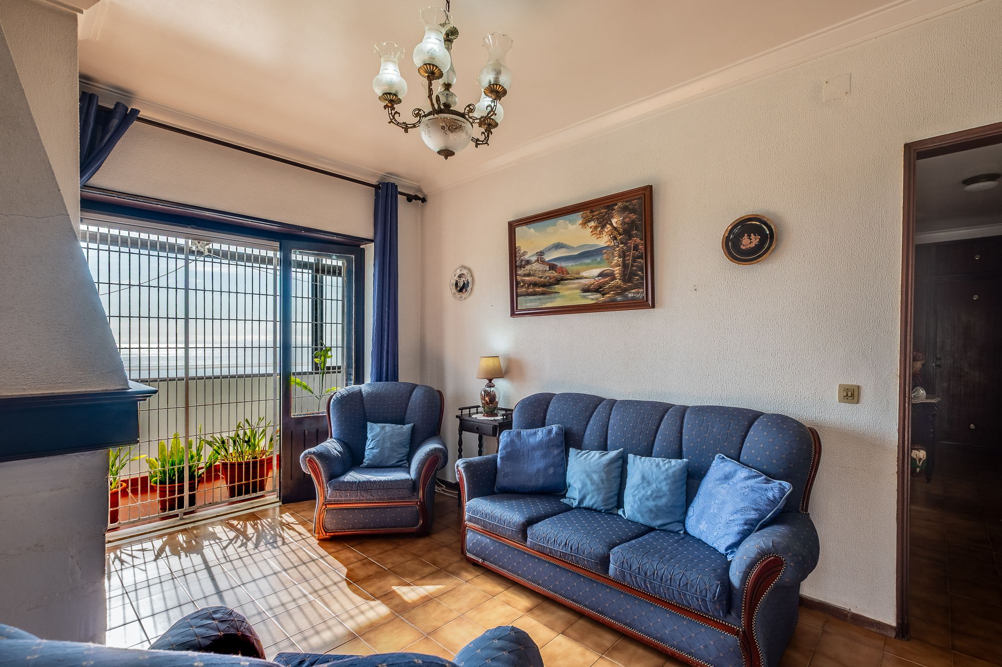Sala de estar com sofás e varanda vista mar