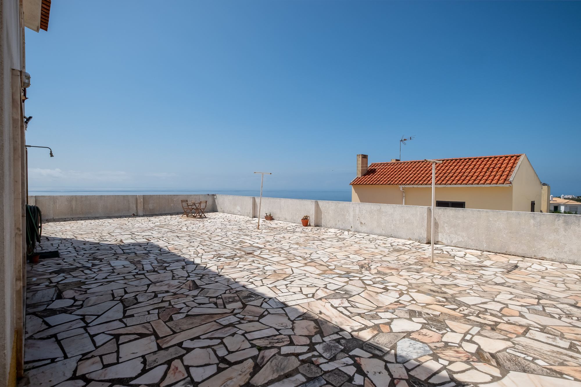 Terraço superior com vista panorâmica sobre o mar