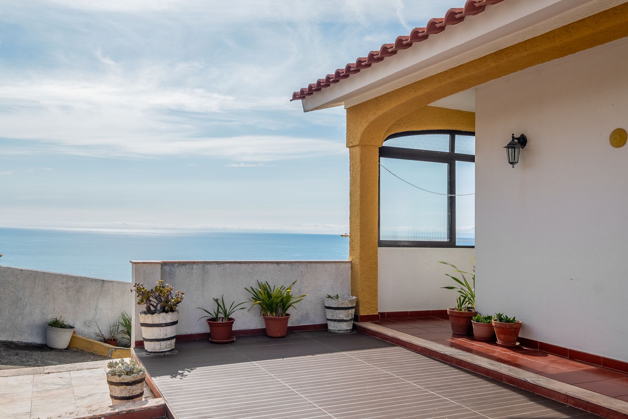 Terraço superior com vista mar