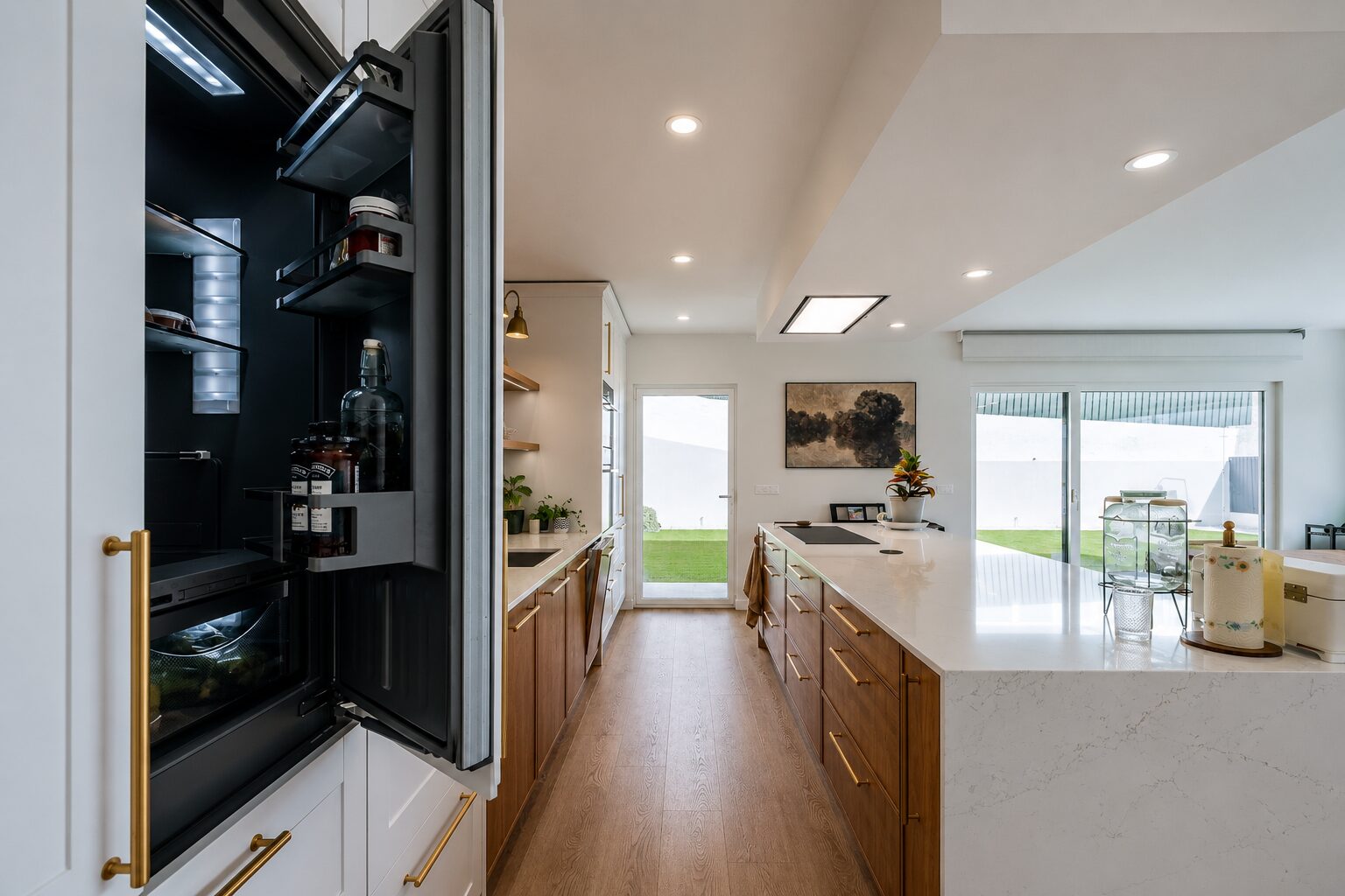 Frigorífico Liebherr integrado nos armários, aberto em estilo french door