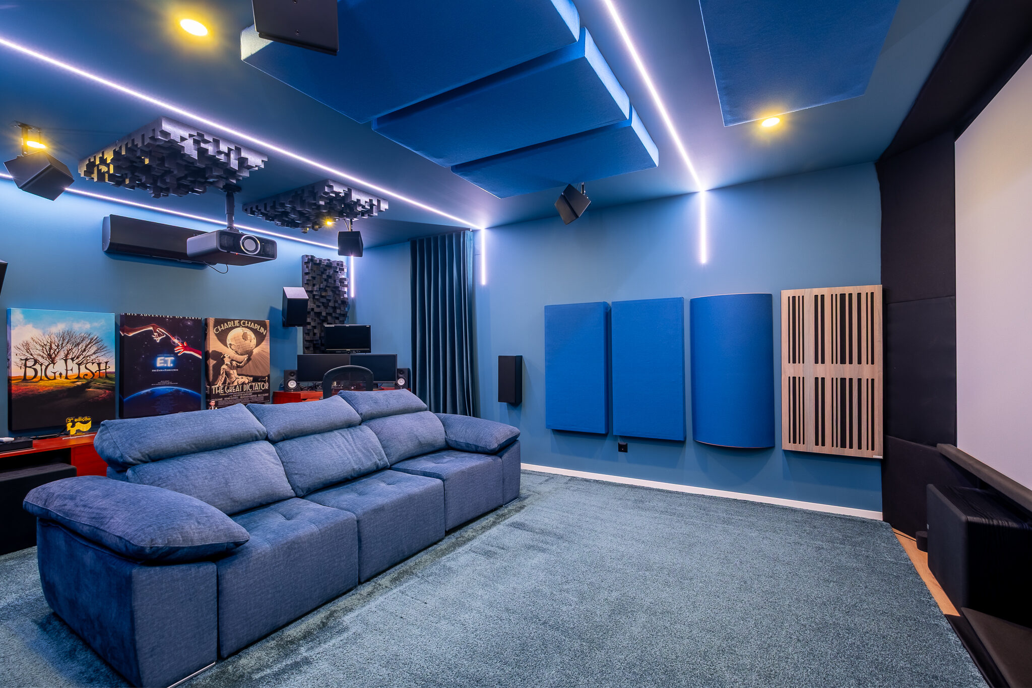 Sala de cinema vista de trás, com projetor de teto e tratamento acústico