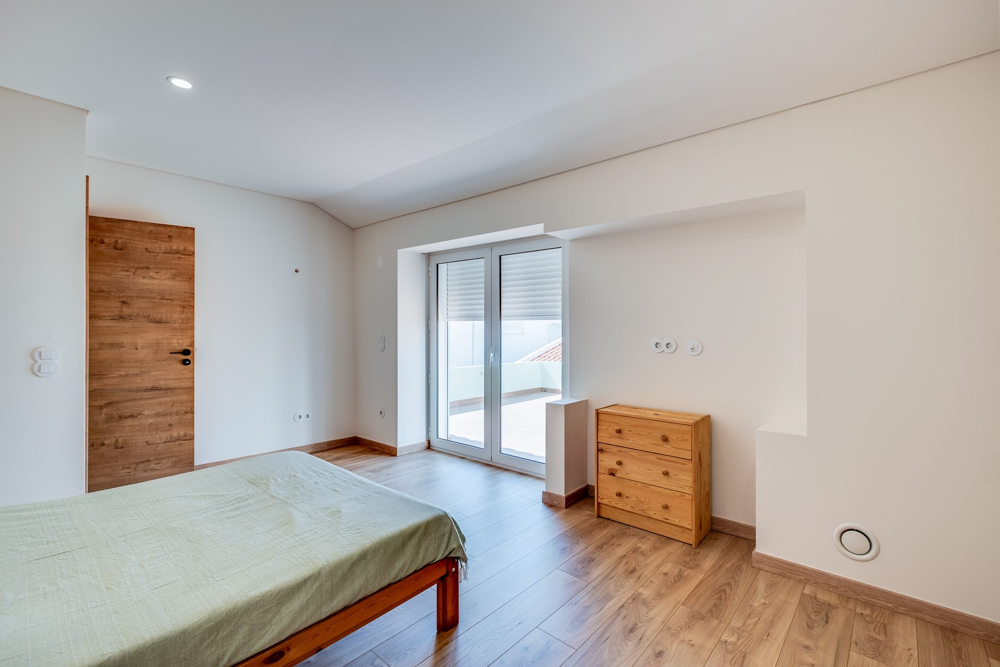 Suite principal com porta envidraçada de acesso direto ao terraço