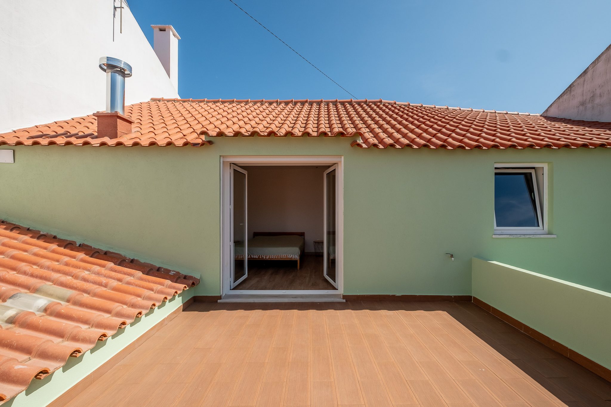 Terraço privativo da suite principal, sobre os telhados da aldeia