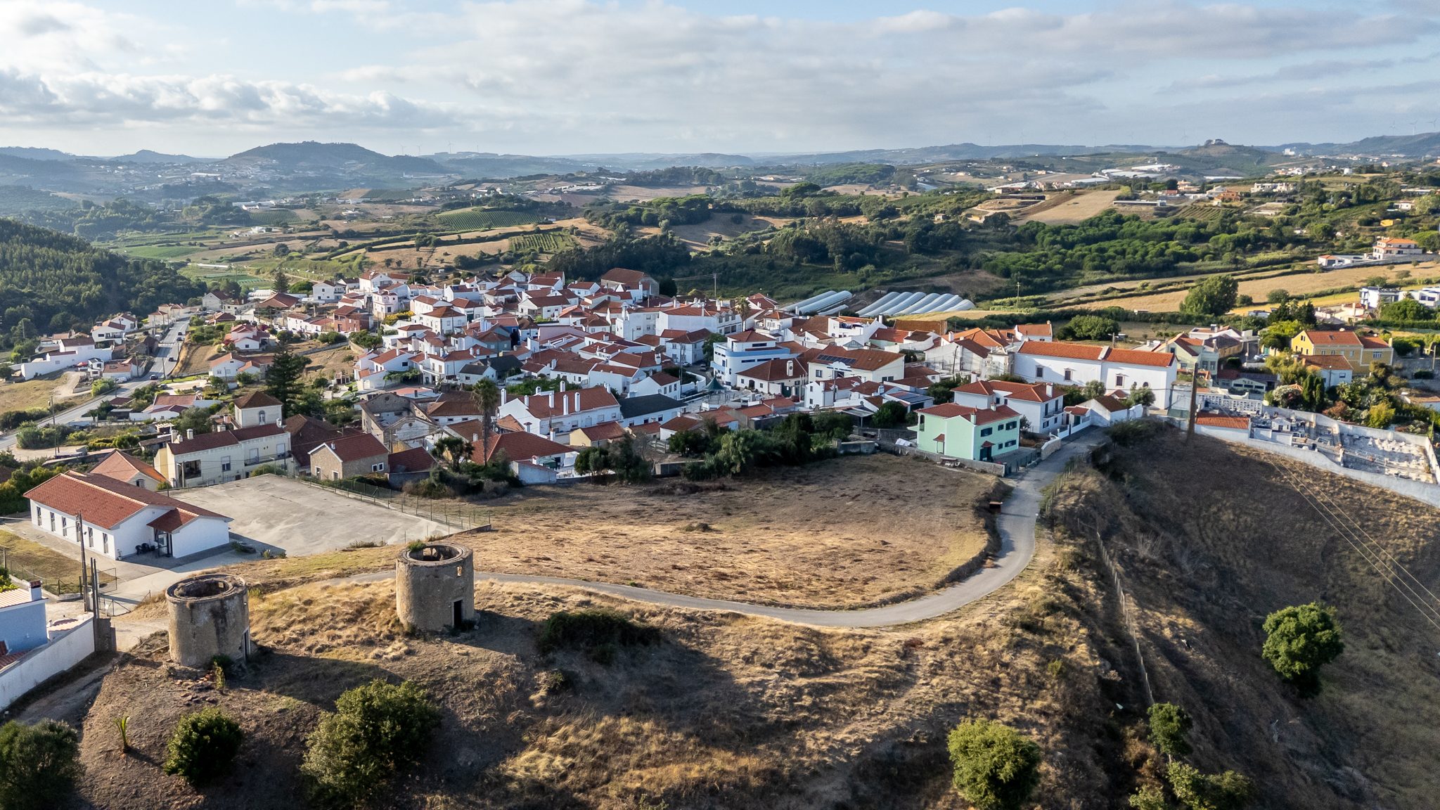 Vista aérea de Vila Franca do Rosário a partir das torres dos antigos moinhos de vento