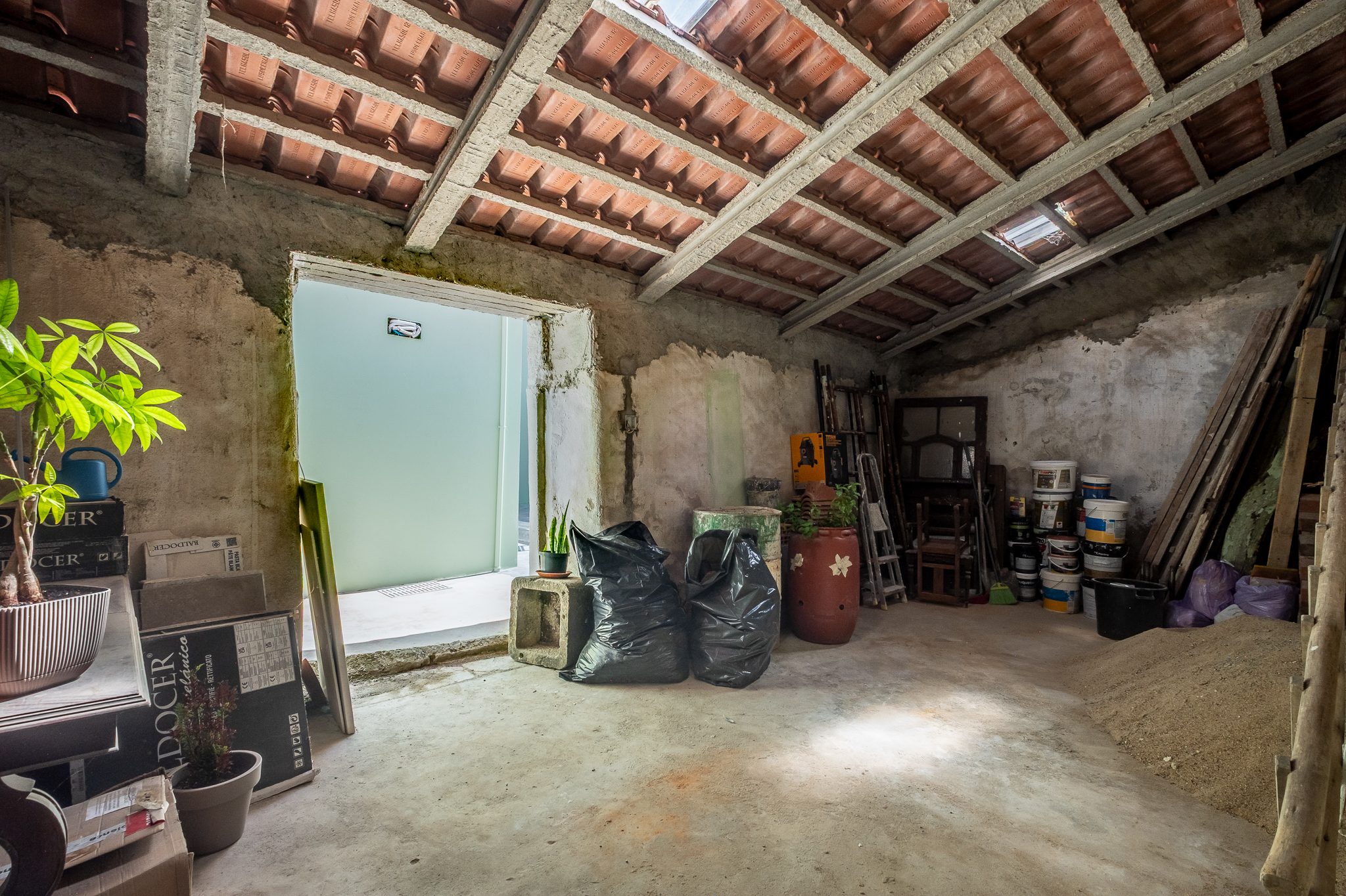 Interior da ruína com o vão aberto para o pátio da casa